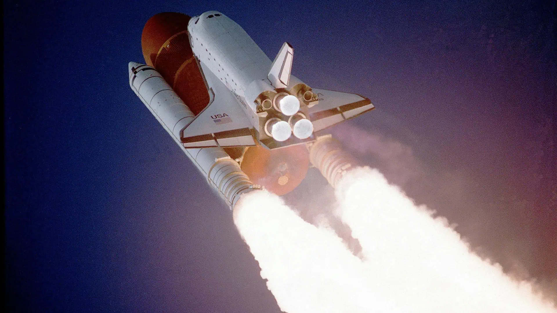 Lanzamiento de cohete espacial con motores en marcha, símbolo de tecnología innovadora y soluciones en inteligencia artificial para la exploración espacial.