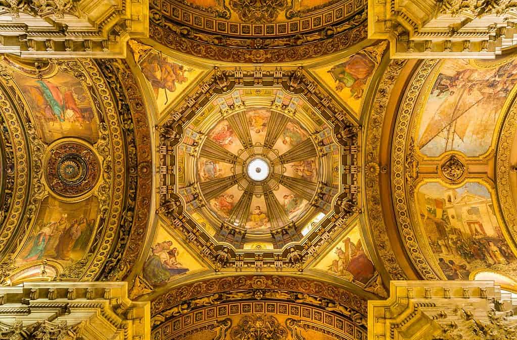 Azulejo dorado en techo de cúpula de iglesia, detalles ornamentales y frescos religiosos en pintura al fresco, arquitectura clásica, decoración elegante y artística, en un espacio cultural y espiritual.